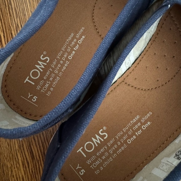 NEW TOMS unisex navy classic slip on shoes (youth size 5) - Picture 3 of 7